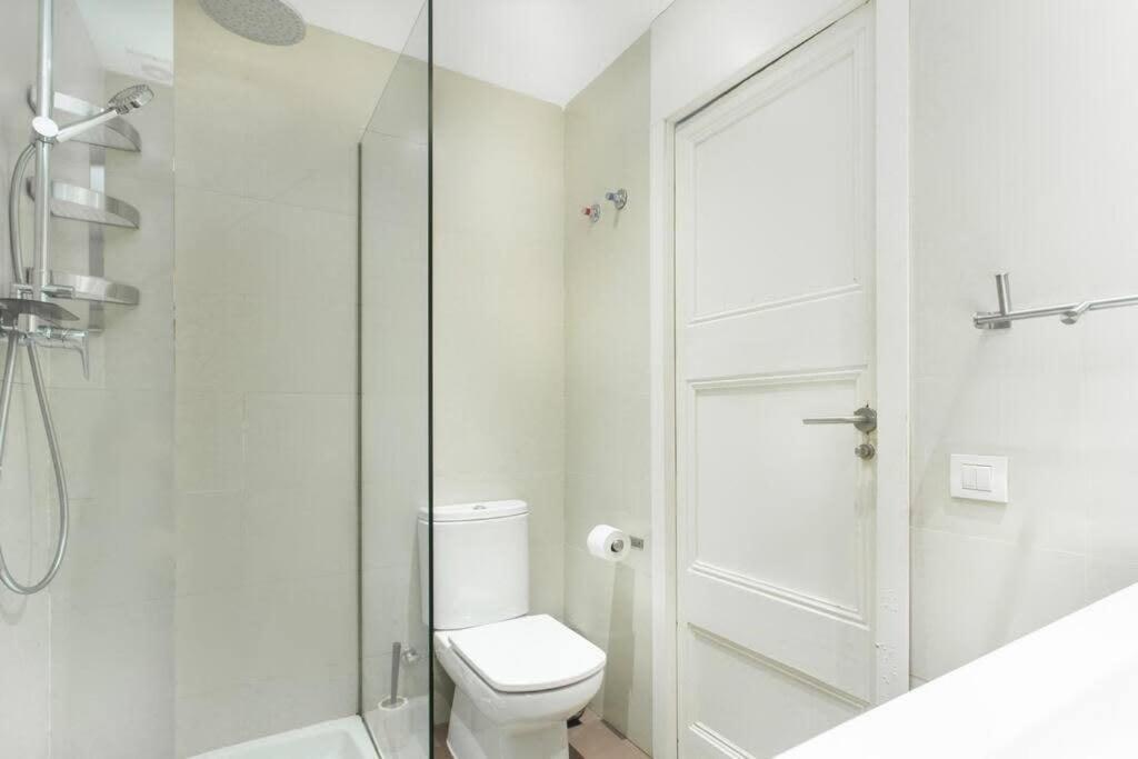 4Bedroom Apart With Balcony In Las Ramblas 3-2 Барселона Экстерьер фото