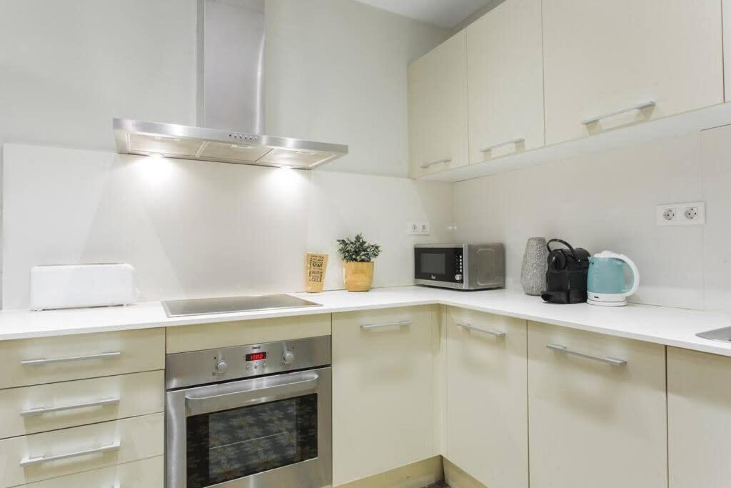 4Bedroom Apart With Balcony In Las Ramblas 3-2 Барселона Экстерьер фото