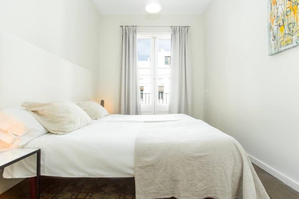 4Bedroom Apart With Balcony In Las Ramblas 3-2 Барселона Экстерьер фото