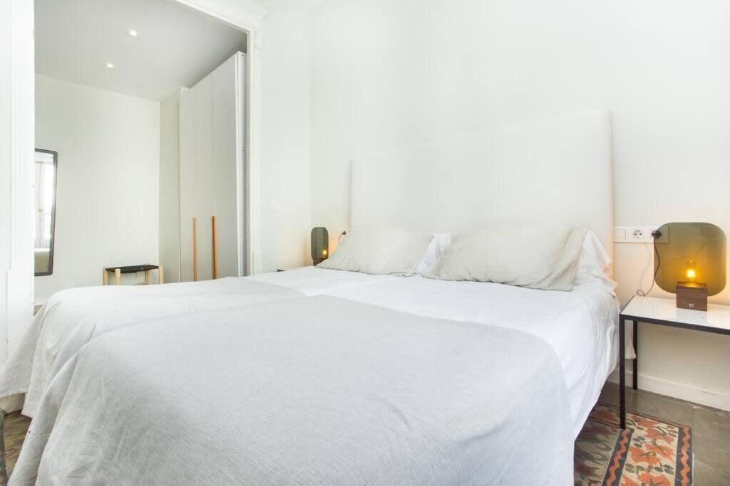 4Bedroom Apart With Balcony In Las Ramblas 3-2 Барселона Экстерьер фото