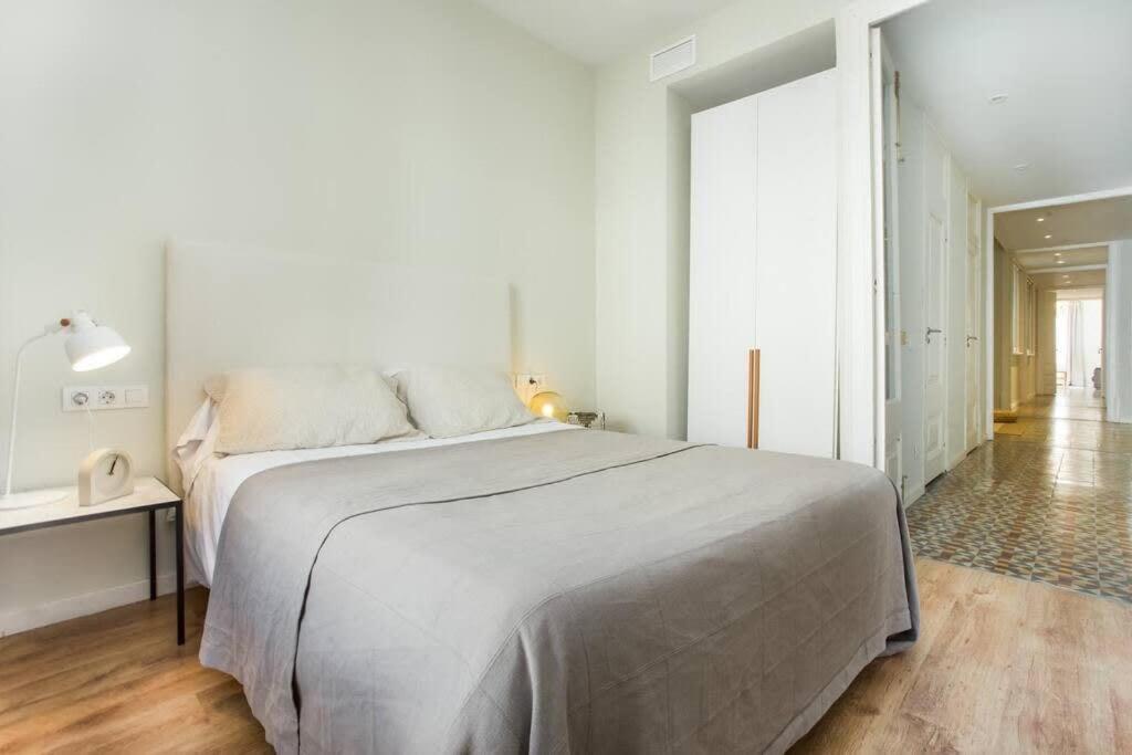 4Bedroom Apart With Balcony In Las Ramblas 3-2 Барселона Экстерьер фото